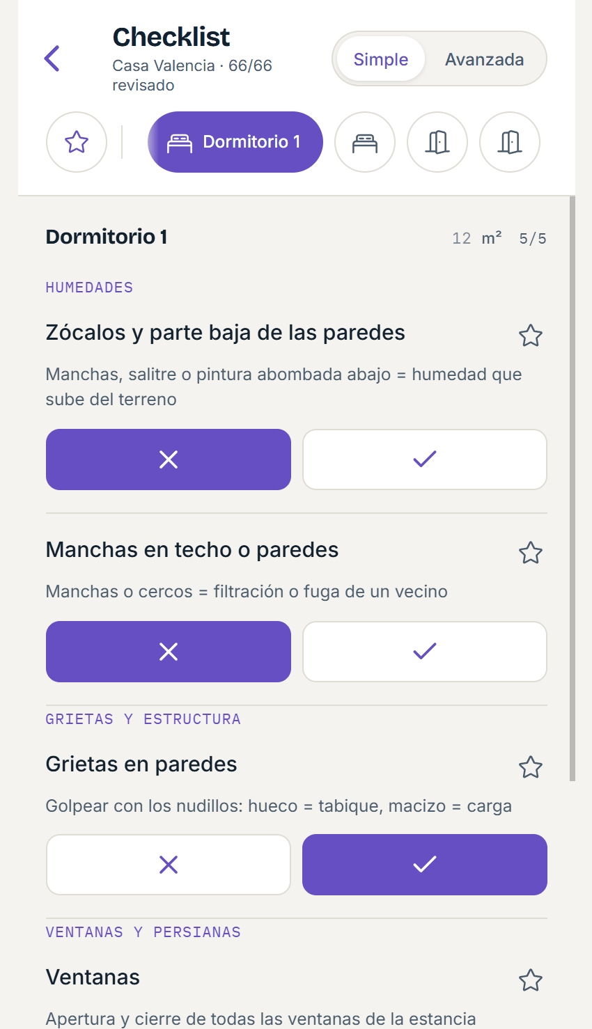 Pantalla de checklist de Visiteka: los checks del Dormitorio 1 agrupados por dominio —humedades, grietas y estructura, ventanas—, cada uno con su explicación y las respuestas marcadas.